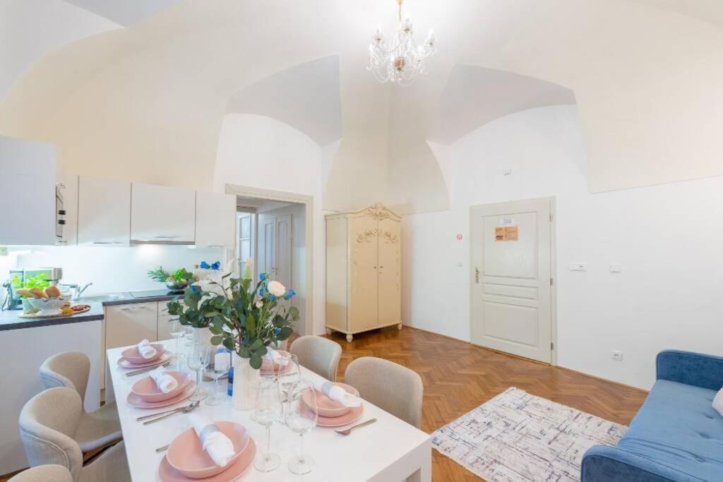 Rose Apartments / Romantic & Cozy / City Center Prague Exterior photo